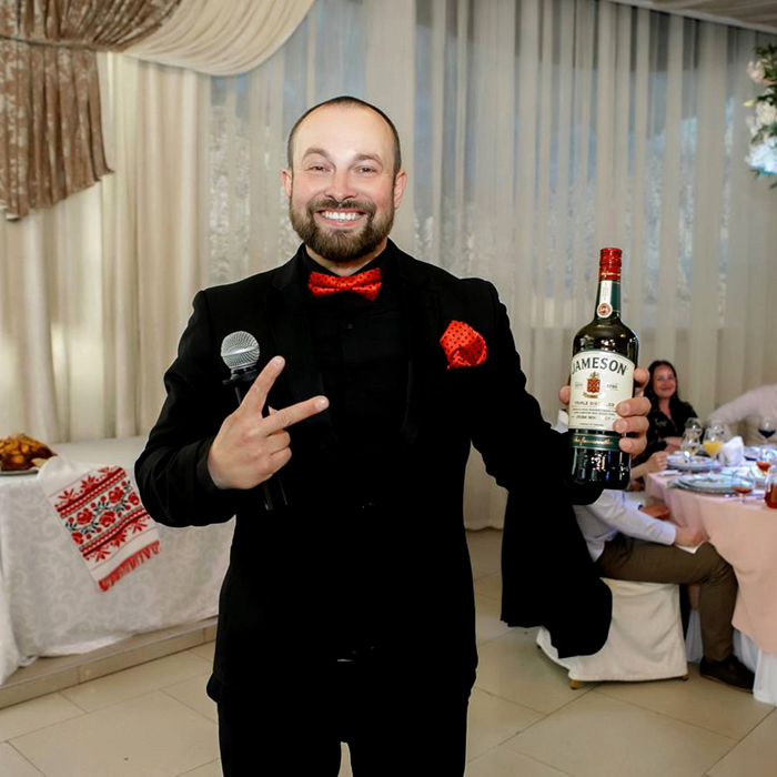 Ведучий на ювілей у Дніпрі Стас Станісласький
